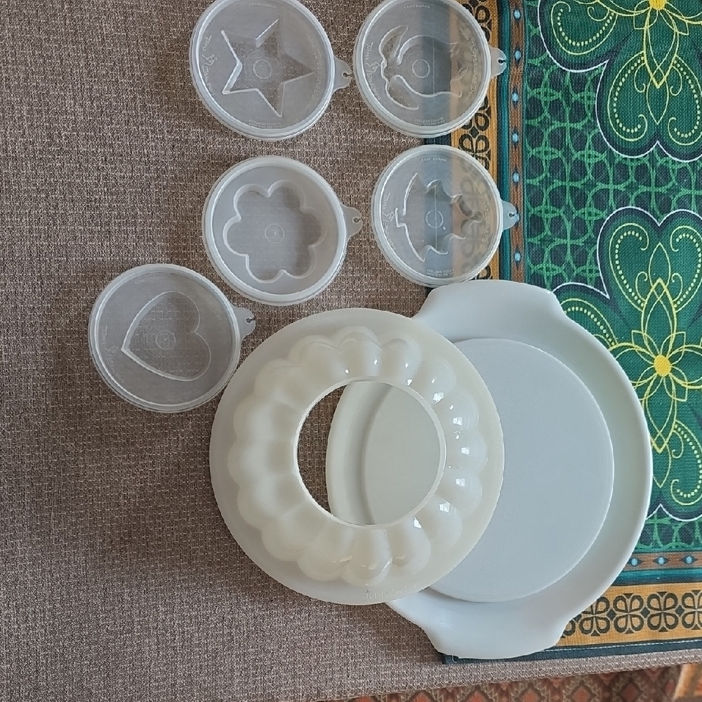 Tupperware White Plastic Mold Set